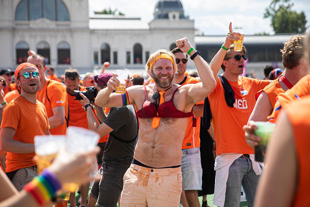 Bulival hangoltak a holland szurkolók az esti mérkőzésre 19-HPGy
