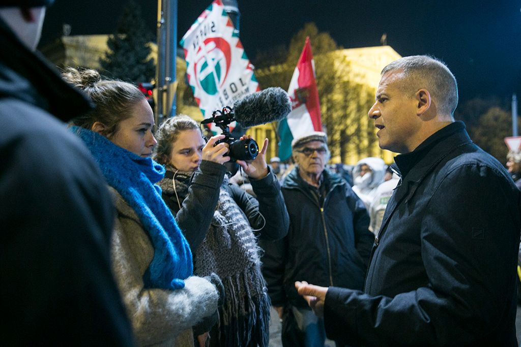 Juhász Péter az Együtt elnöke a Jobbik tüntetésén a Fidesz székháza előtt Budapesten 2017. december 15-én. Fotó :Horváth Péter Gyula