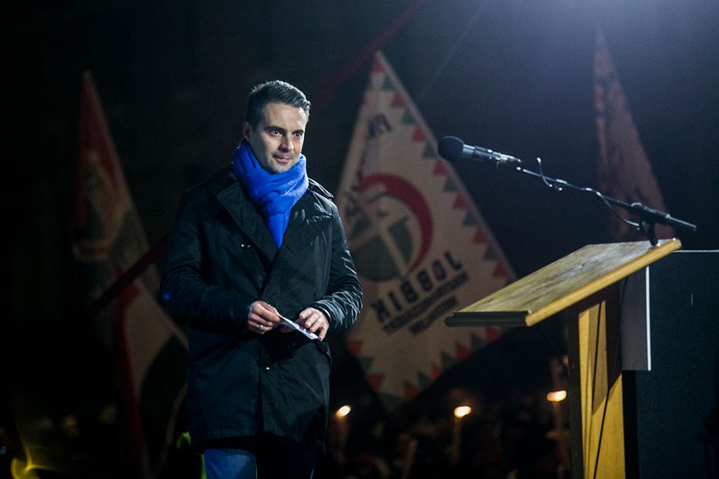 Vona Gábor, a Jobbik elnöke beszél pártja tüntetésén a Fidesz székháza előtt Budapesten 2017. december 15-én. Fotó: Horváth Péter Gyula