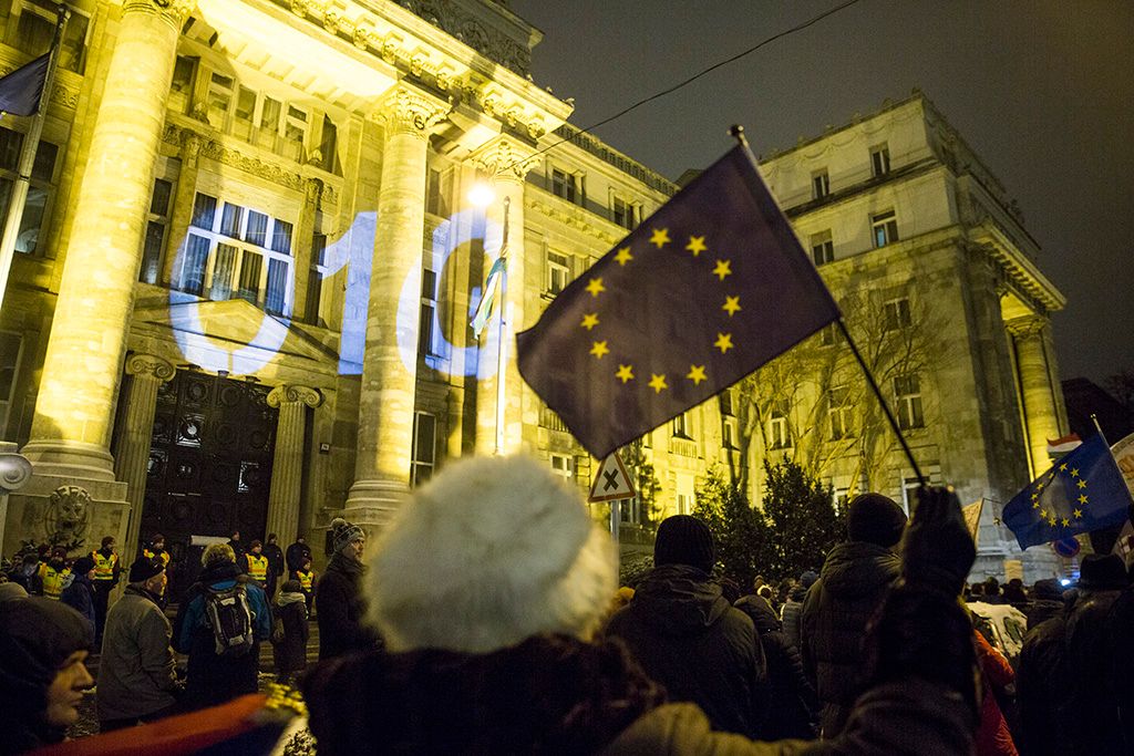 Budapest, 2019. január 23. Résztvevők az Ismeretlen tettesek tüntetése címmel meghirdetett ellenzéki demonstráción Budapesten, a Legfőbb Ügyészség épületénél 2019. január 23-án. Fotó: Horváth Péter Gyula