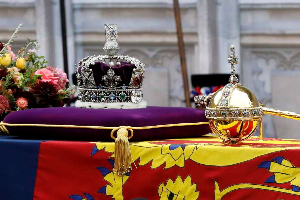London, 2022. szeptember 19. Koronázási ékszerek és a kétezer gyémánttal ékesített birodalmi állami korona (k) II. Erzsébet néhai brit uralkodó ágyútalpra helyezett koporsóján. MTI