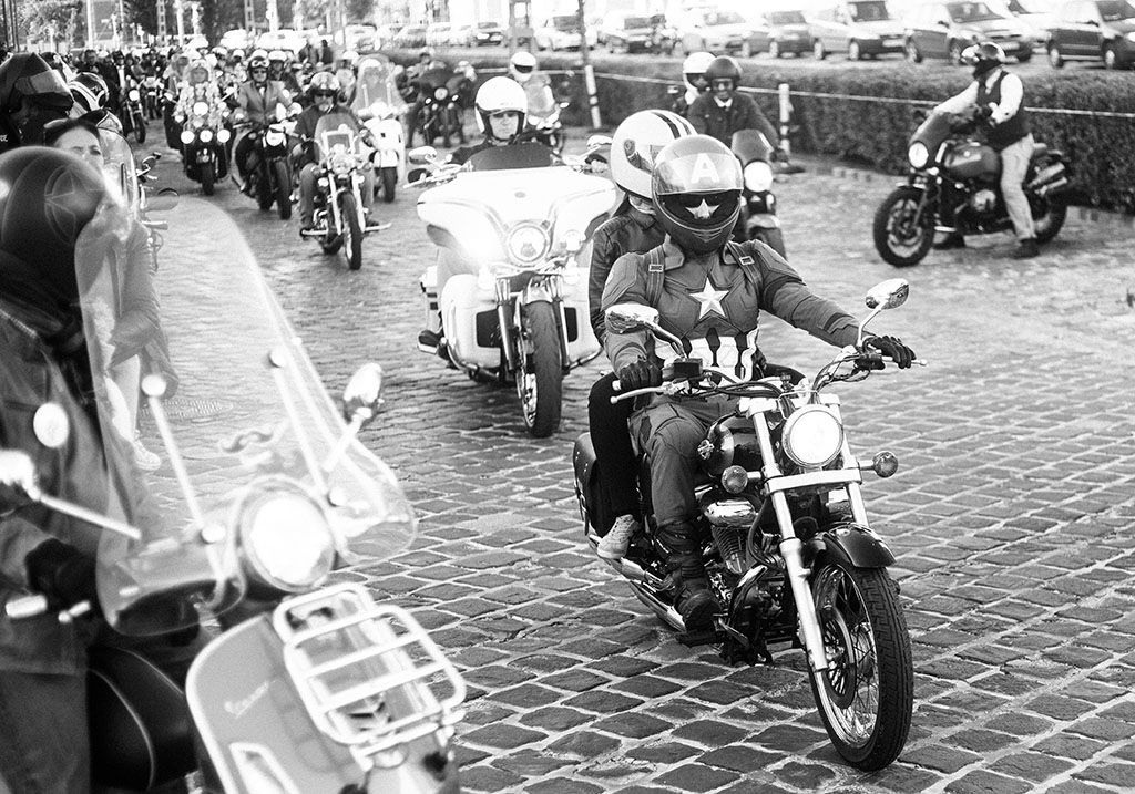 A The Distinguished Gentleman's Ride  elnevezésű motoros jótékonysági rendezvény budapesti felvonulásának résztvevői  2018. szeptember 30-án. A rendezvény a prosztatarák megelőzésére és a férfiak mentálhigiénés egészségre hívja fel a figyelmet, 95 ország 650 városában egy időben több mint 120 ezer elegánsan öltözött motoros célja hatmillió dollárnyi egyéni és szponzori adományt gyűjteni a novemberi "bajszos" kampányból is ismert Movember Foundationnek. Fotó: Horváth Péter Gyula