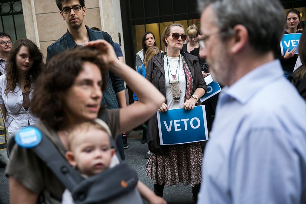 Résztvevők az Oktatási szabadságot csoport Élőlánc a CEU körül címmel meghirdetett demonstrációján Fotó: Horváth Péter Gyula