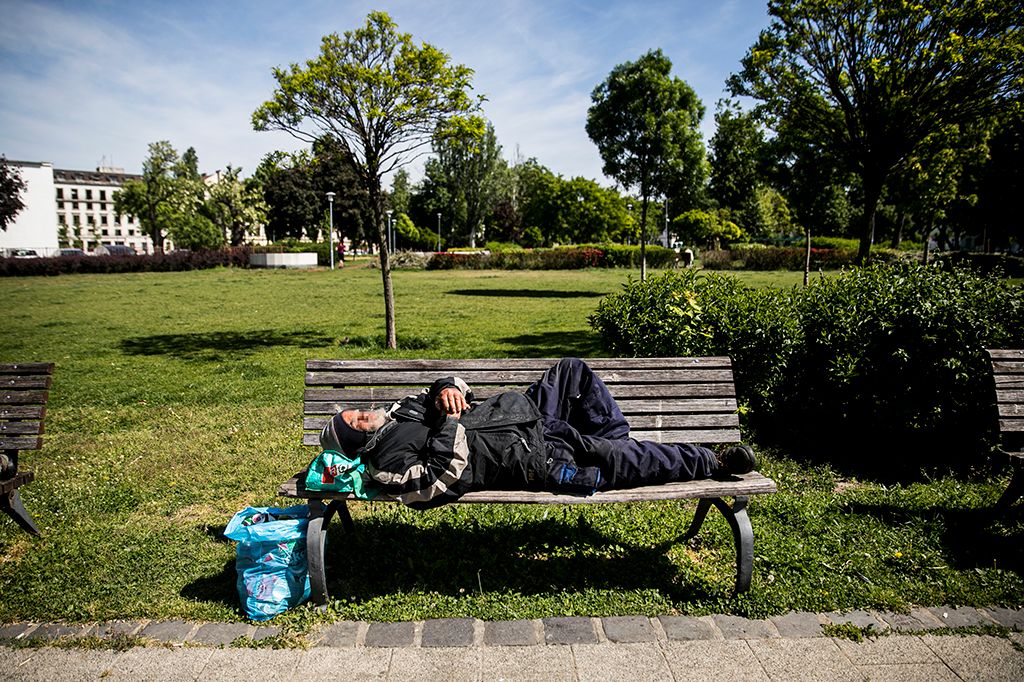 Hajléktalan II. János Pál Pápa tér 10-HPGy