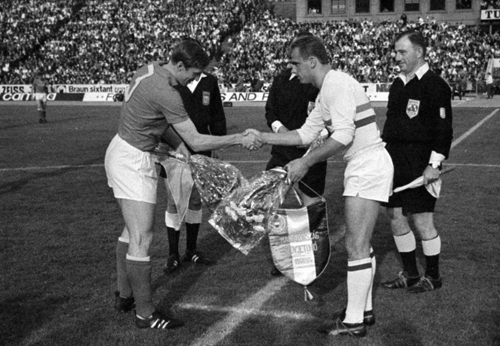Magyarország - Szovjetunió EB mérkőzés 1968. május 4. Seszternyov és Mészöly Kálmán csapatkapitányok zászlót cserélnek. -- fotó - Fortepan - Bojár SándorSándor