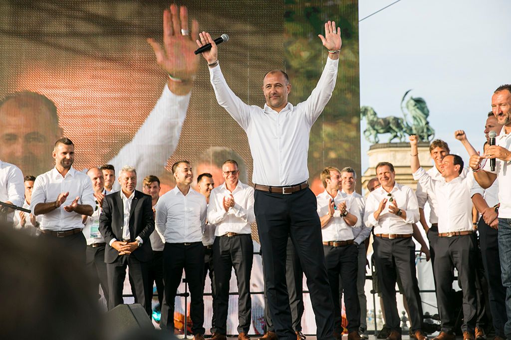 Király Gábor és a válogatott többi tagja a válogatott fogadására rendezett ünnepségen a Hősök terén (Fotó: Horváth Péter Gyula / PestiSrácok.hu)