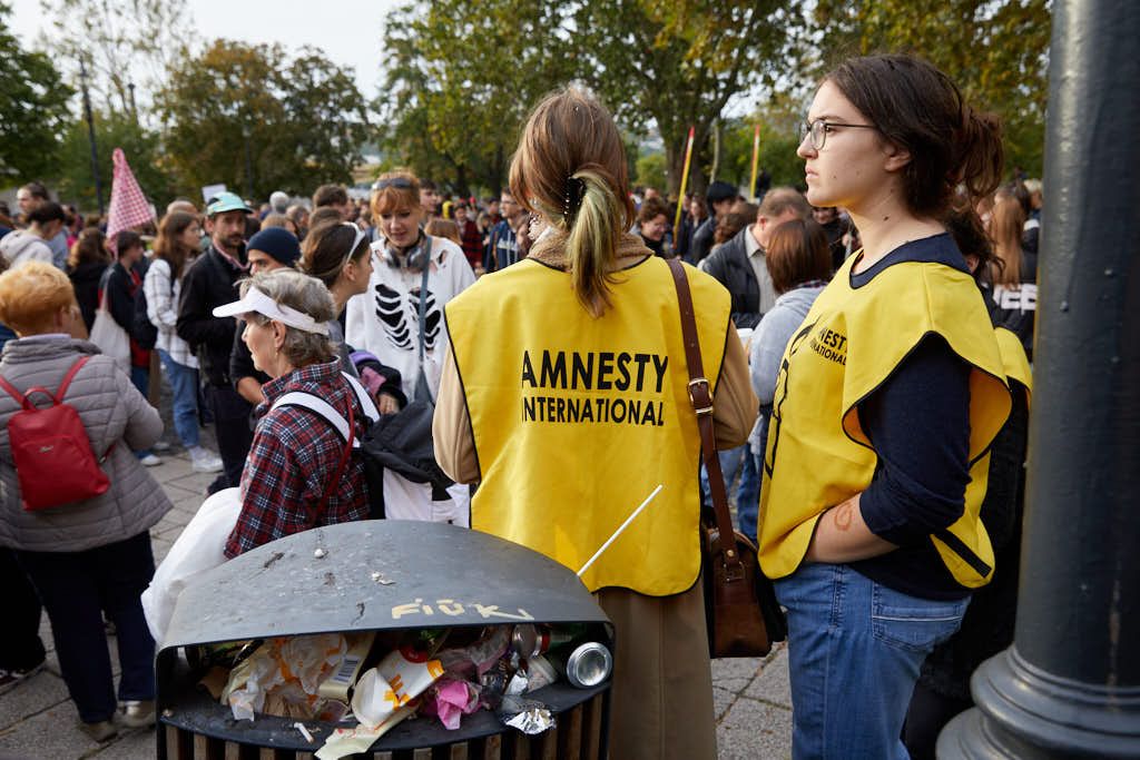 Diákok és tanárok tüntetnek a Margithídnál 08 20221005 -- fotó - Hatlaczki Balázs