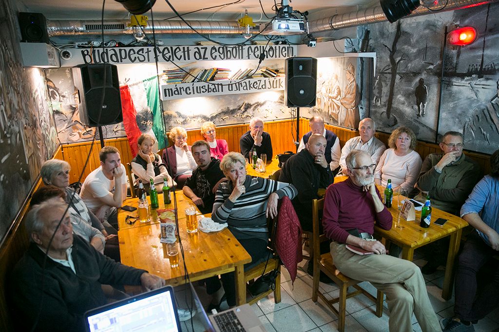 Halhatatlanok napja-a PestiSrácok.hu szerkesztősége tiszteleg  a világ legnagyobb szárazföldi hadseregével szemben fegyvert fogó forradalmárok, a pesti srácok előtt november 4-én a II. kerületi Bem József téren és a közeli Revolution ’56 Szabadságharcos Sörözőben.Fotó: Horváth Péter Gyula