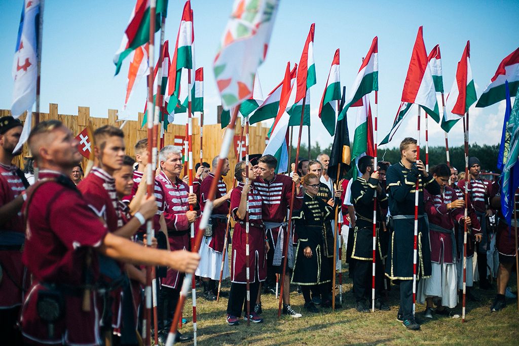 Ópusztaszer a magyarság számára egy fontos gyülekezőhely. Anonymus leírása szerint Árpád vezér és nemesei 34 napot töltöttek a környéken, ahol megállapították az ország törvényeit, vagyis szerét ejtették az ország dolgainak - Megtartották a Magyarok Országos Gyűlésént Ópusztaszeren Fotó: Horváth Péter Gyula