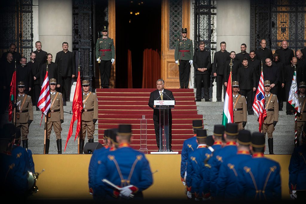 Díszünnepség és tisztavatás a Kossuth téren 16-HPGy