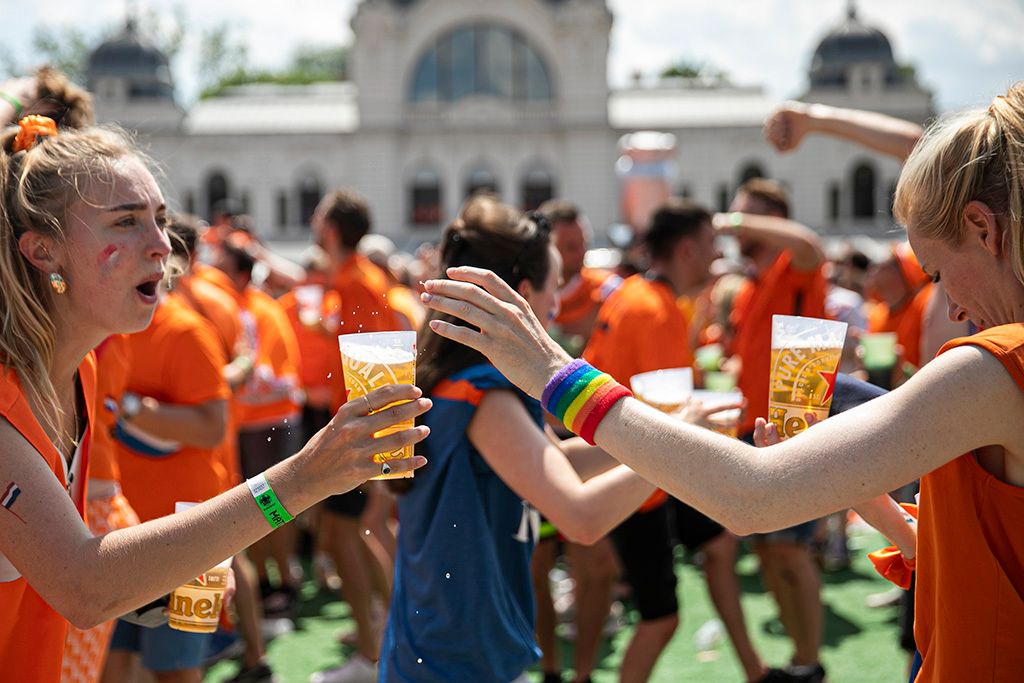 Bulival hangoltak a holland szurkolók az esti mérkőzésre 18-HPGy