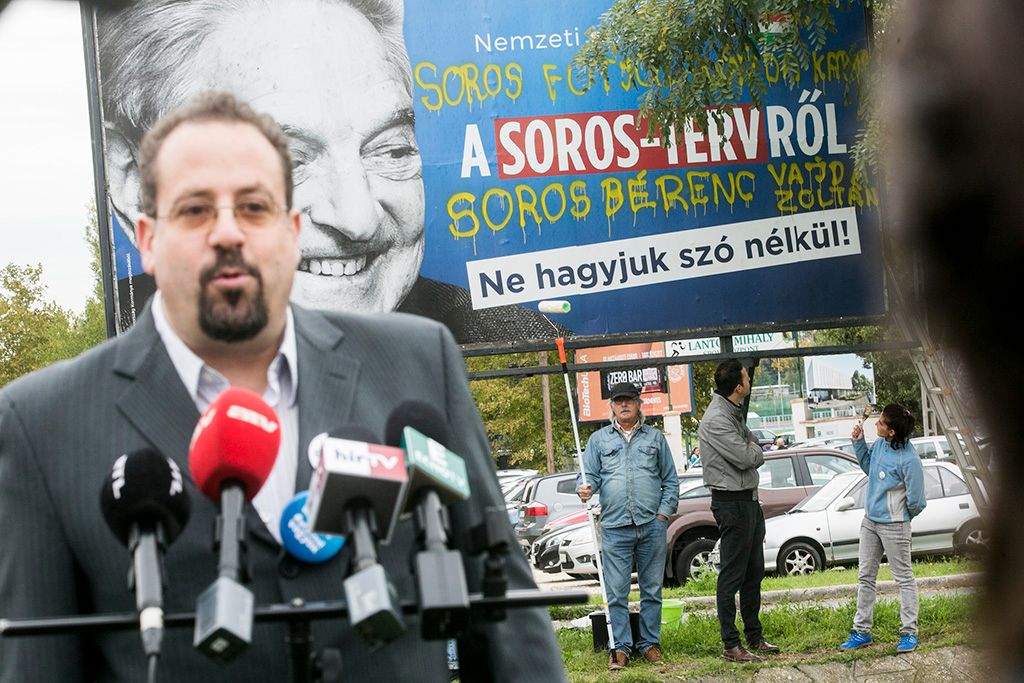 Az Együtt a kormány újabb gyűlöletkeltő, Soros György-ellenes plakátjait is eltávolítja az utcákról. Most is rendőrségi bejelentéssel, demonstráció keretében, országos mozgalmat hirdetve az akciókra. A plakáteltávolító mozgalmat Vajda Zoltán, az Együtt elnökségi tagja, 16. kerületi politikusa, országgyűlési képviselőjelöltje szervezi - az első plakát eltávolítása aktivistákkal közösen. 2017.10.05. Fotó: Horváth Péter Gyula