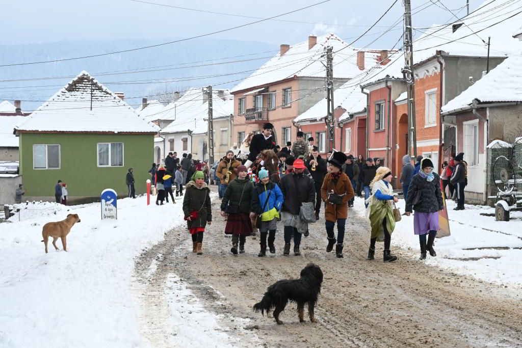 Farsangi felvonulás az erdélyi Ürmösön