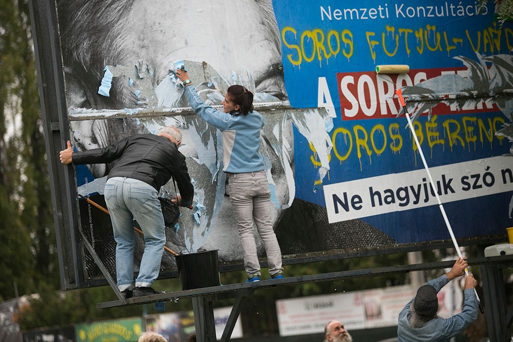 Az Együtt a kormány újabb gyűlöletkeltő, Soros György-ellenes plakátjait is eltávolítja az utcákról. Most is rendőrségi bejelentéssel, demonstráció keretében, országos mozgalmat hirdetve az akciókra. A plakáteltávolító mozgalmat Vajda Zoltán, az Együtt elnökségi tagja, 16. kerületi politikusa, országgyűlési képviselőjelöltje szervezi - az első plakát eltávolítása aktivistákkal közösen. 2017.10.05. Fotó: Horváth Péter Gyula