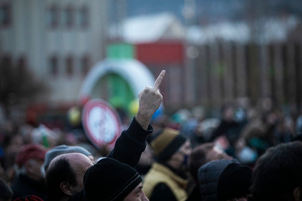 Tüntet az ellenzék az MTVA székháza előtt a közmédia ellen 10-HPGy
