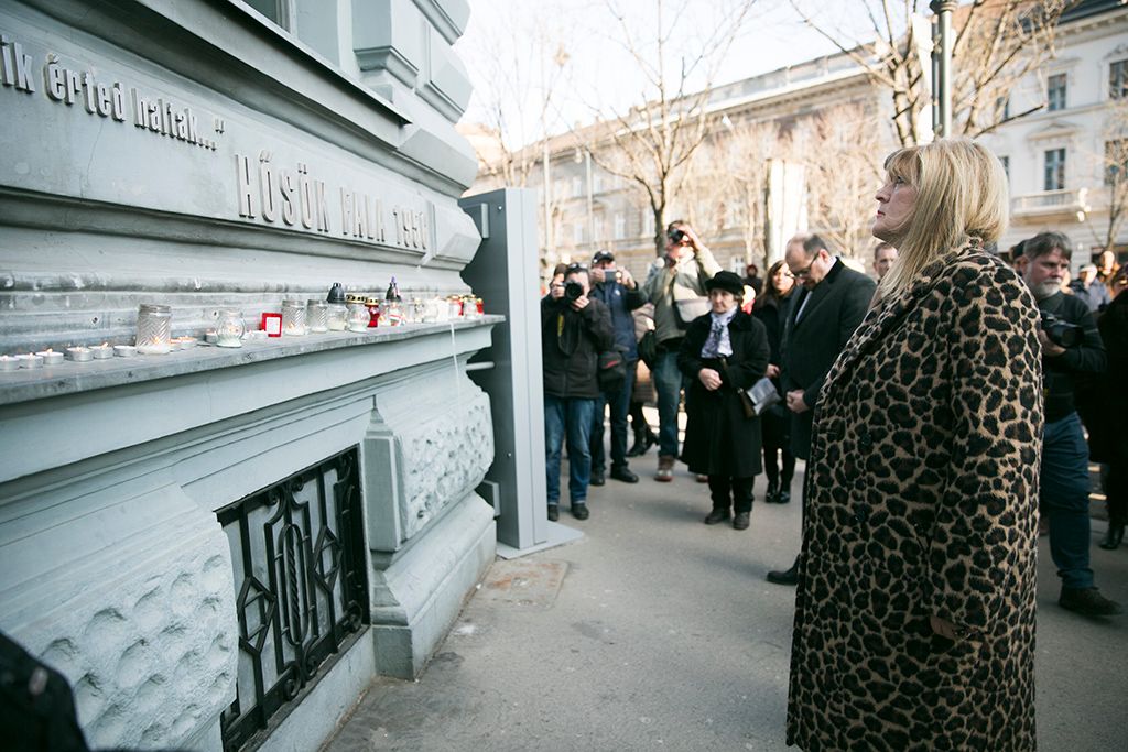 Schmidt Mária, a Terror Háza Múzeum főigazgatója Gulyás Gergely, a Fidesz frakcióvezetője  a kommunizmus áldozatainak emléknapján a budapesti Terror Háza Múzeumban rendezett megemlékezésen 2018. február 25-én. Fotó: Horváth Péter Gyula