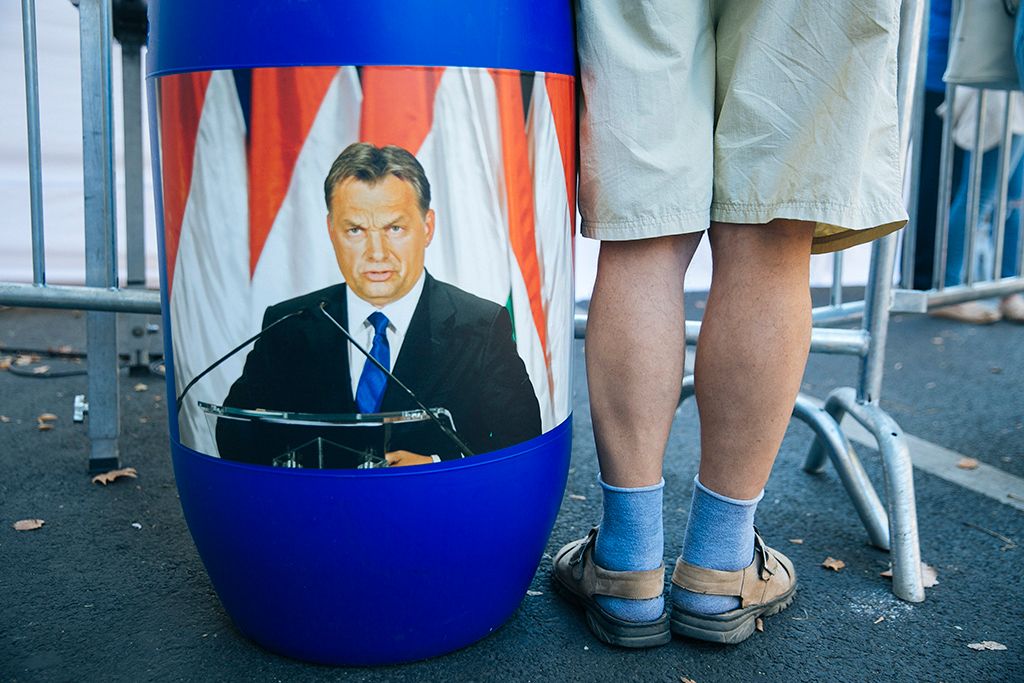 A Demokratikus Koalíció (DK) Utcára, európai magyarok! címmel meghirdetett kormányellenes demonstrációjának résztvevői a belvárosi Kossuth Lajos tér és Alkotmány utca sarkánál 2018. szeptember 18-án. Fotó: Horváth Péter Gyula