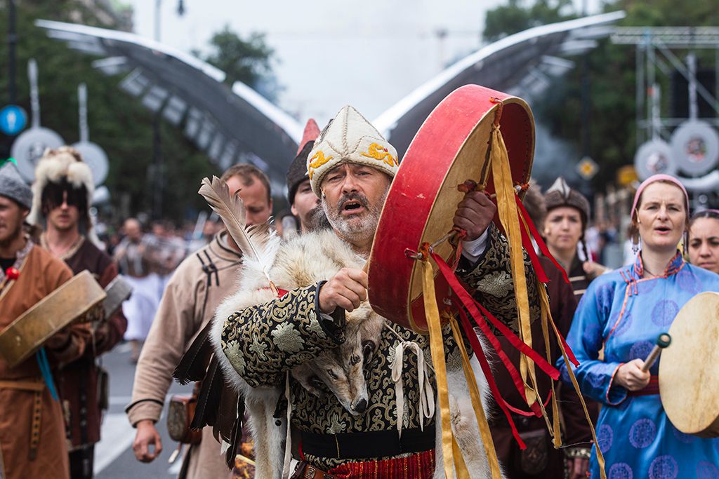 Az Oktogon és a Hősök tere között monumentális, guruló díszletekkel elevenedett meg Magyarország alapításának története. 3-HPGy