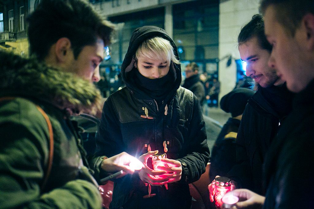 Megemlékezést tartottak a pének éjjel olaszországi buszbalesetben elhunytak gimnáziuma előtt Fotó: Horváth Péter Gyula