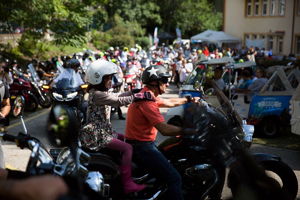 A Pető Intézet rendhagyó, motoros felvonulással egybekötött tanévnyitója az intézmény előtt. Fotó: Horváth Péter Gyula