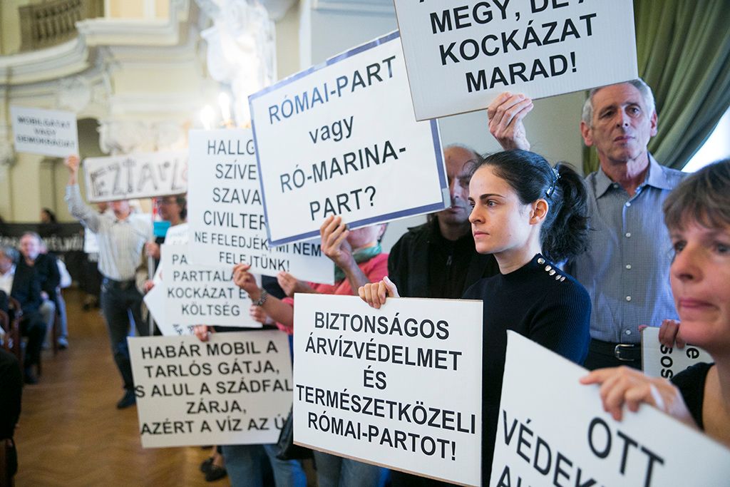 A római-parti védmű megépítése ellen demonstrálók a Fővárosi Önkormányzat Közgyűlésén a Városháza dísztermében 2017. szeptember 27-én. Fotó: Horváth Péter Gyula
