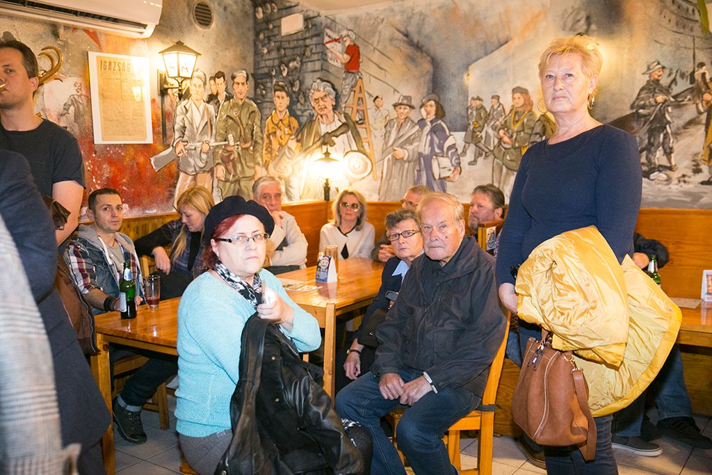 Halhatatlanok napja-a PestiSrácok.hu szerkesztősége tiszteleg  a világ legnagyobb szárazföldi hadseregével szemben fegyvert fogó forradalmárok, a pesti srácok előtt november 4-én a II. kerületi Bem József téren és a közeli Revolution ’56 Szabadságharcos Sörözőben.Fotó: Horváth Péter Gyula