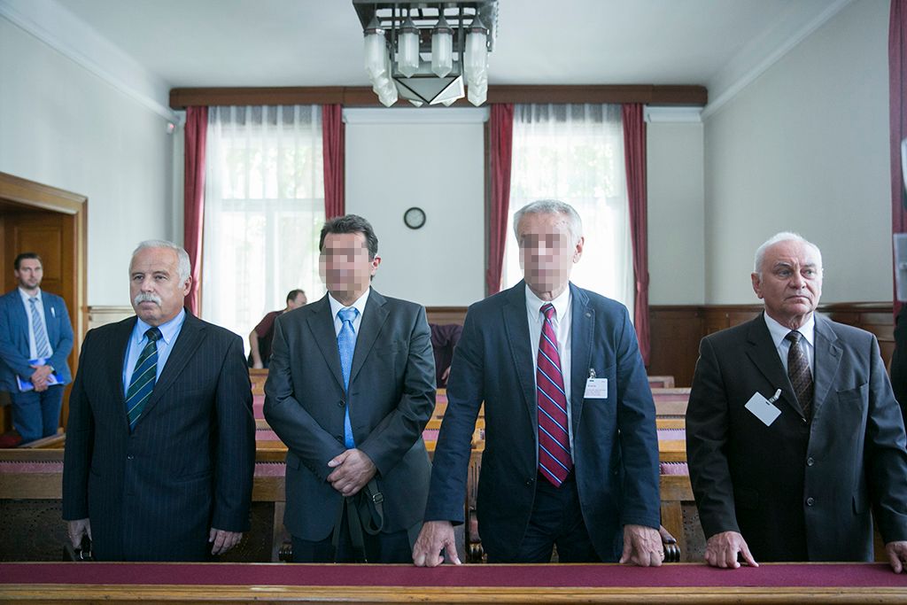 Galambos Lajos, a Nemzetbiztonsági Hivatal (NBH) volt főigazgatója, elsőrendű Szilvásy György, a Gyurcsány-kormány titokminisztere, másodrendű P. László, egy biztonsági cég vezetője, harmadrendű és Laborc Sándor, a Nemzetbiztonsági Hivatal (NBH) volt főigazgatója, negyedrendű vádlott  az úgynevezett kémper tárgyalásán a Kúria tárgyalótermében 2018. május 29-én. Fotó: Horváth Péter Gyula