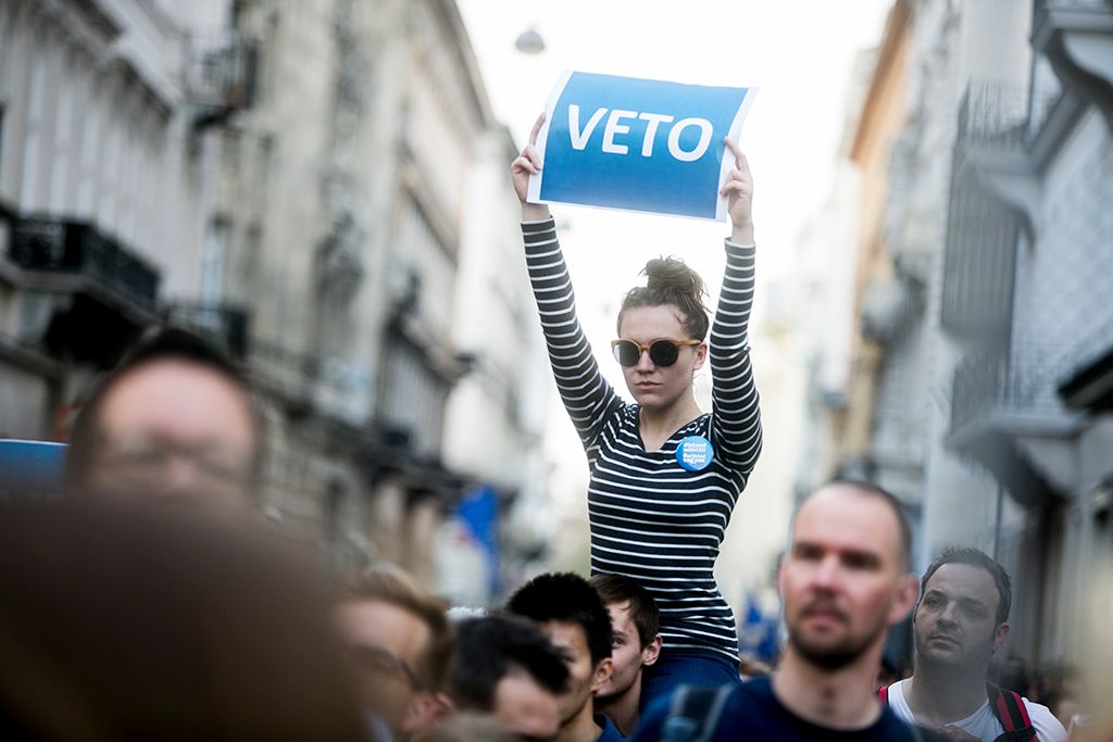 Résztvevők az Oktatási szabadságot csoport Élőlánc a CEU körül címmel meghirdetett demonstrációján Fotó: Horváth Péter Gyula