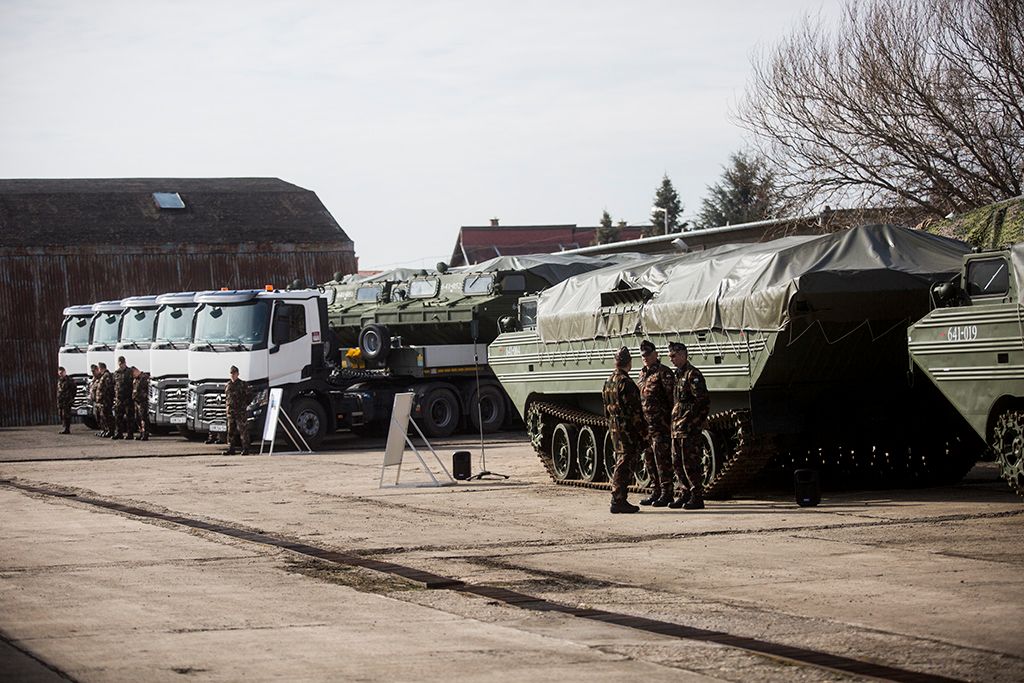 Kétmilliárd forintos beszerzés katasztrófavédelemre a Magyar Honvédség katasztrófavédelmi beavatkozási képességének fejlesztése érdekében, több mint kétmilliárd forint értékben beszerzett eszközök átadásán a Magyar Honvédség XVI. kerületi anyagellátó raktárbázisán Fotó: Horváth Péter Gyula
