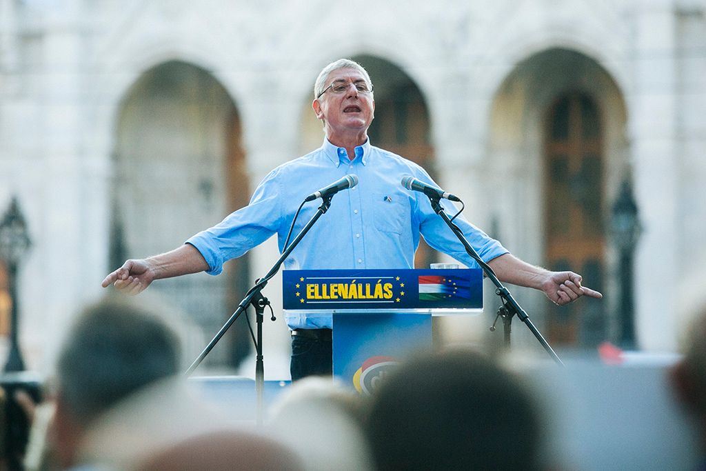 Gyurcsány Ferenc, a Demokratikus Koalíció (DK) elnöke, volt szocialista miniszterelnök beszédet mond a párt Utcára, európai magyarok! címmel meghirdetett kormányellenes demonstrációján a belvárosi Kossuth Lajos tér és Alkotmány utca sarkánál Fotó: Horváth Péter Gyula