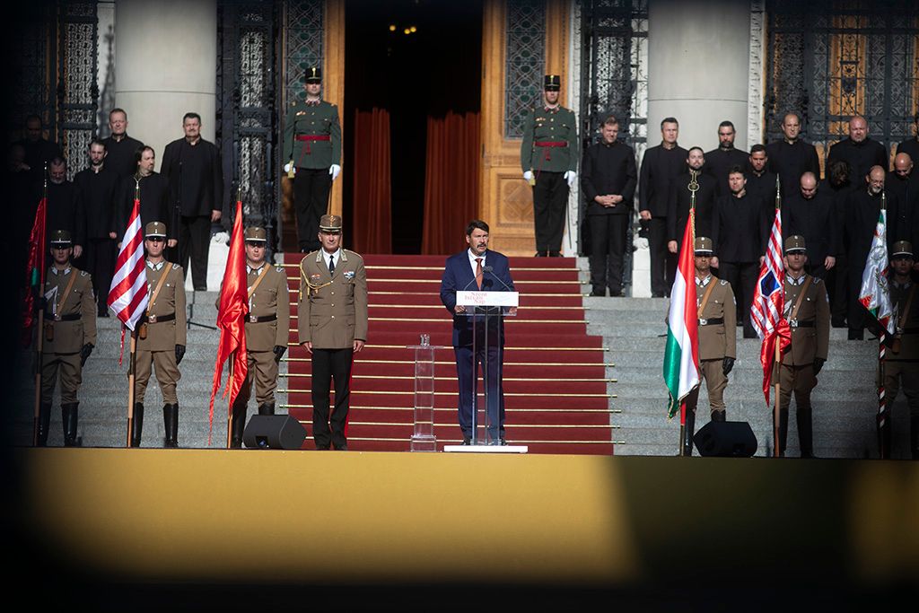 Díszünnepség és tisztavatás a Kossuth téren 12-HPGy