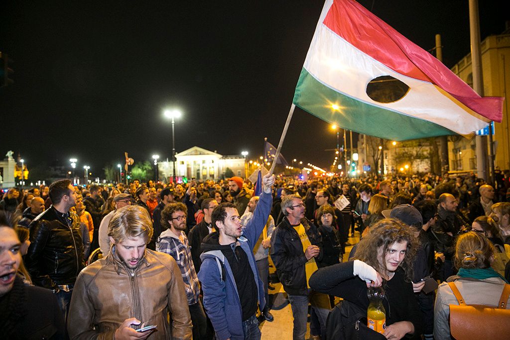 Az Oktatási szabadságot csoport demonstrációja után tiltakozók tovább vonultak  a Lendvay utca fidesz székházhozFotó: Horváth Péter Gyula