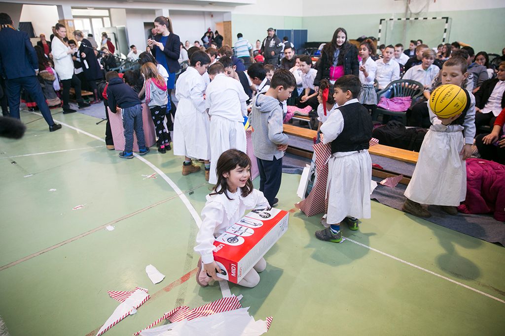 Adni jó, tartja a mondás, épp ezért a szeretet ünnepének közeledtével a PestiSrácok.hu szerkesztősége évről évre támogatást nyújt a nehéz sorsúaknak. Két éve a Mikulásgyárnak juttattunk el egy nagyobb csomagot, tavaly pedig a Budapest Bike Maffiával karöltve hajléktalanoknak főztünk, és osztottunk meleg ételt. Idén az Őrangyalok Ligájának segítéségével a kecskeméti Damjanich János Általános Iskola nebulóit leptük meg. Fotó: Horváth Péter Gyula