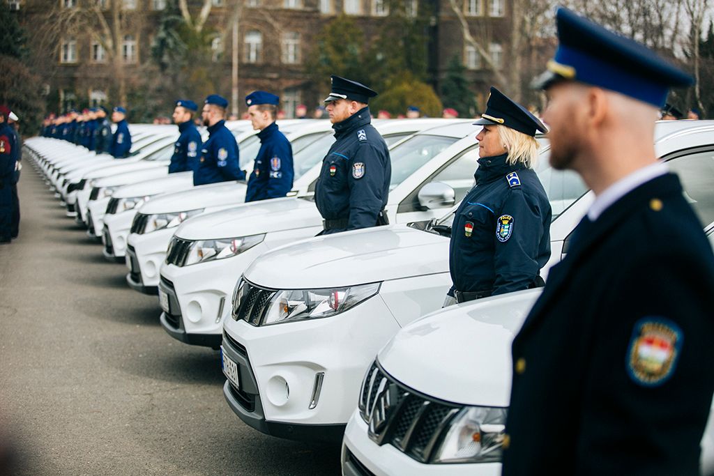 Pintér Sándor belügyminiszter a rendőrség új szolgálati autóinak átadásán a Készenléti Rendőrség központi objektumában 2018. március 23-án.Fotó: Horváth Péter Gyula