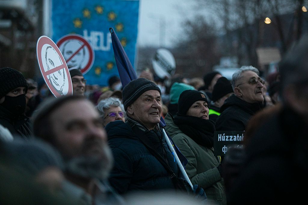 Tüntet az ellenzék az MTVA székháza előtt a közmédia ellen 13-HPGy