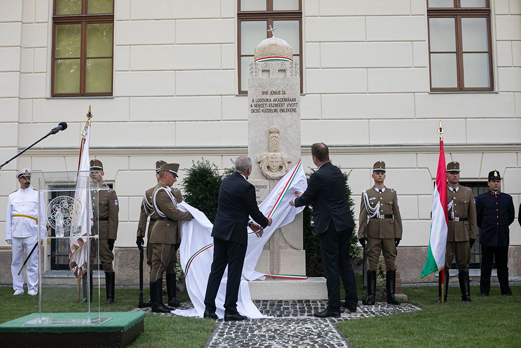 Emlékoszlop a Ludovika Campuson 16-HPGy