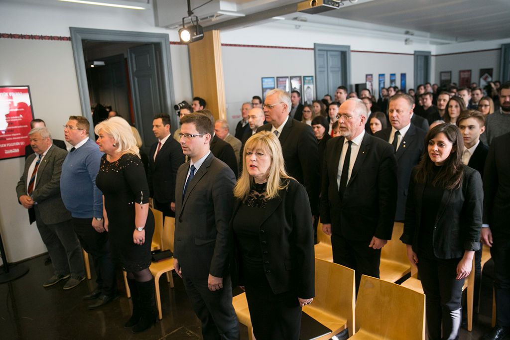 Schmidt Mária, a Terror Háza Múzeum főigazgatója Gulyás Gergely, a Fidesz frakcióvezetője  a kommunizmus áldozatainak emléknapján a budapesti Terror Háza Múzeumban rendezett megemlékezésen 2018. február 25-én. Fotó: Horváth Péter Gyula