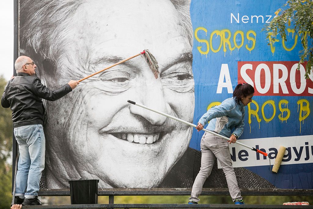 Az Együtt a kormány újabb gyűlöletkeltő, Soros György-ellenes plakátjait is eltávolítja az utcákról. Most is rendőrségi bejelentéssel, demonstráció keretében, országos mozgalmat hirdetve az akciókra. A plakáteltávolító mozgalmat Vajda Zoltán, az Együtt elnökségi tagja, 16. kerületi politikusa, országgyűlési képviselőjelöltje szervezi - az első plakát eltávolítása aktivistákkal közösen. 2017.10.05. Fotó: Horváth Péter Gyula