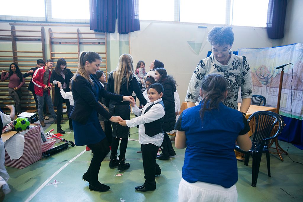Adni jó, tartja a mondás, épp ezért a szeretet ünnepének közeledtével a PestiSrácok.hu szerkesztősége évről évre támogatást nyújt a nehéz sorsúaknak. Két éve a Mikulásgyárnak juttattunk el egy nagyobb csomagot, tavaly pedig a Budapest Bike Maffiával karöltve hajléktalanoknak főztünk, és osztottunk meleg ételt. Idén az Őrangyalok Ligájának segítéségével a kecskeméti Damjanich János Általános Iskola nebulóit leptük meg. Fotó: Horváth Péter Gyula
