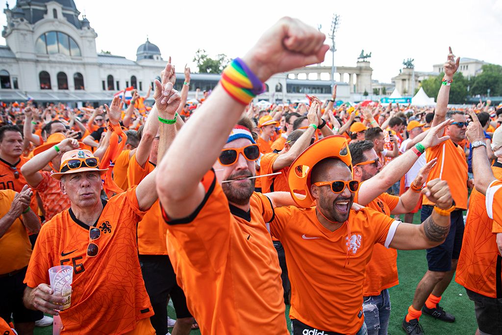 Bulival hangoltak a holland szurkolók az esti mérkőzésre 5-HPGy