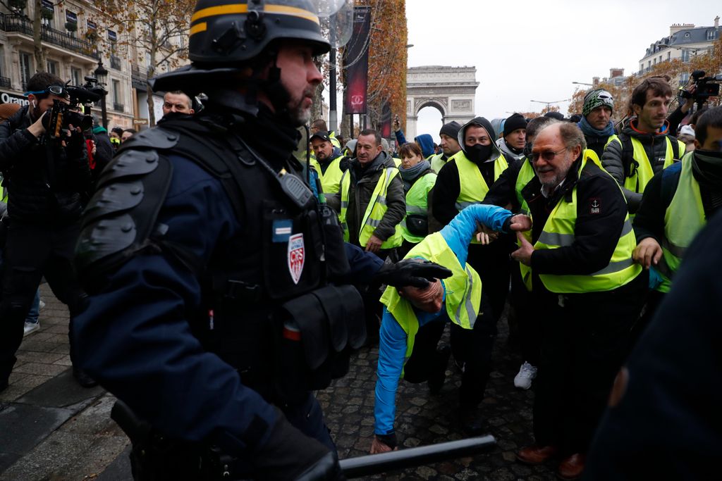 Tüntetés az üzemanyag drágulása ellen Franciaországban