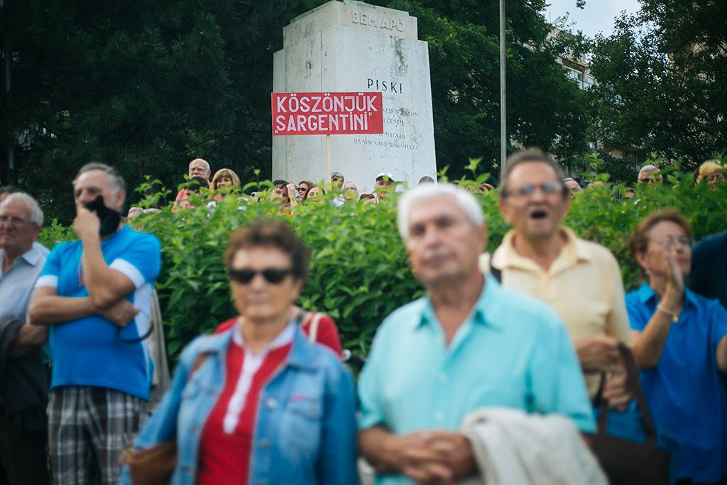 Vasárnap délután közösen tüntetett az MSZP, a DK és a Párbeszéd, az esemény apropója a Sargentini-jelentés, a három párt az esemény leírásában úgy fogalmazott "az európai Magyarországért a Sargentini-jelentést megszavazó összes ellenzéki párt" hirdetett tüntetést. Fotó: Horváth Péter Gyula