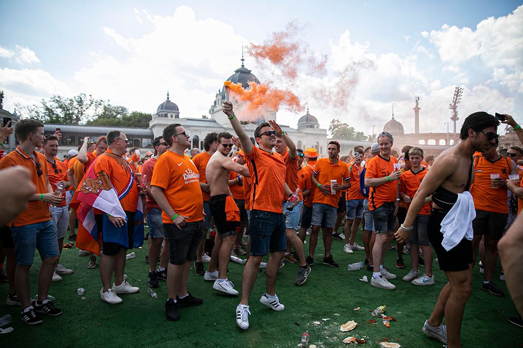 Bulival hangoltak a holland szurkolók az esti mérkőzésre 12-HPGy