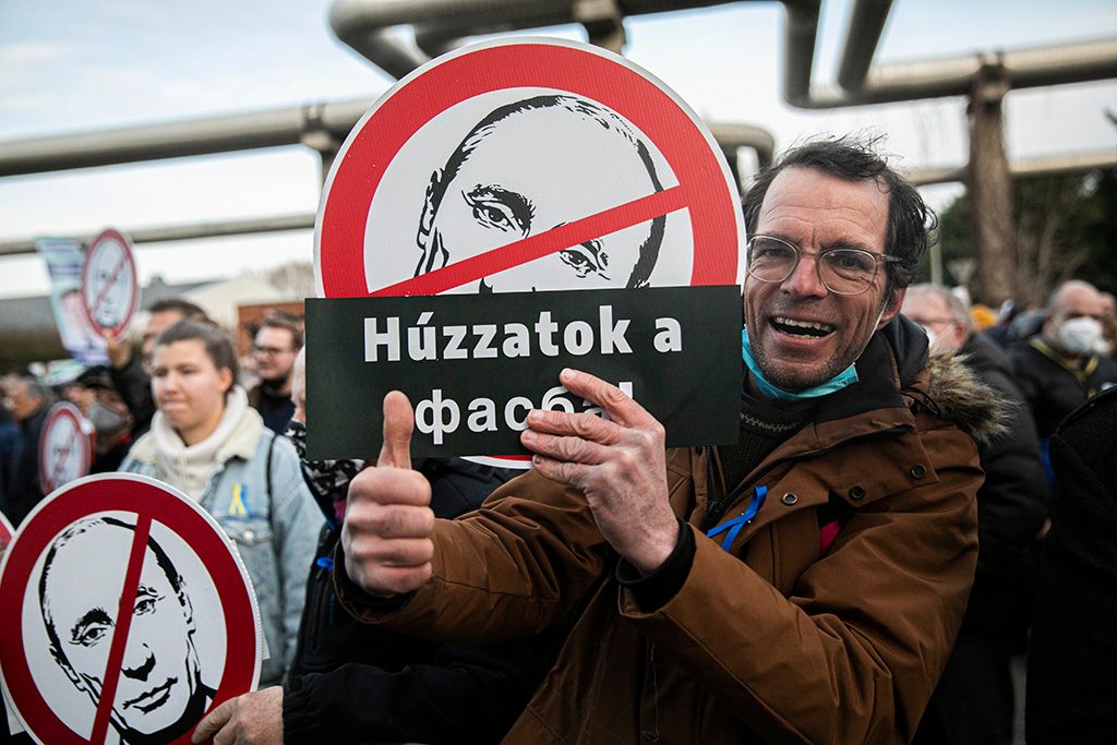 Tüntet az ellenzék az MTVA székháza előtt a közmédia ellen 7-HPGy