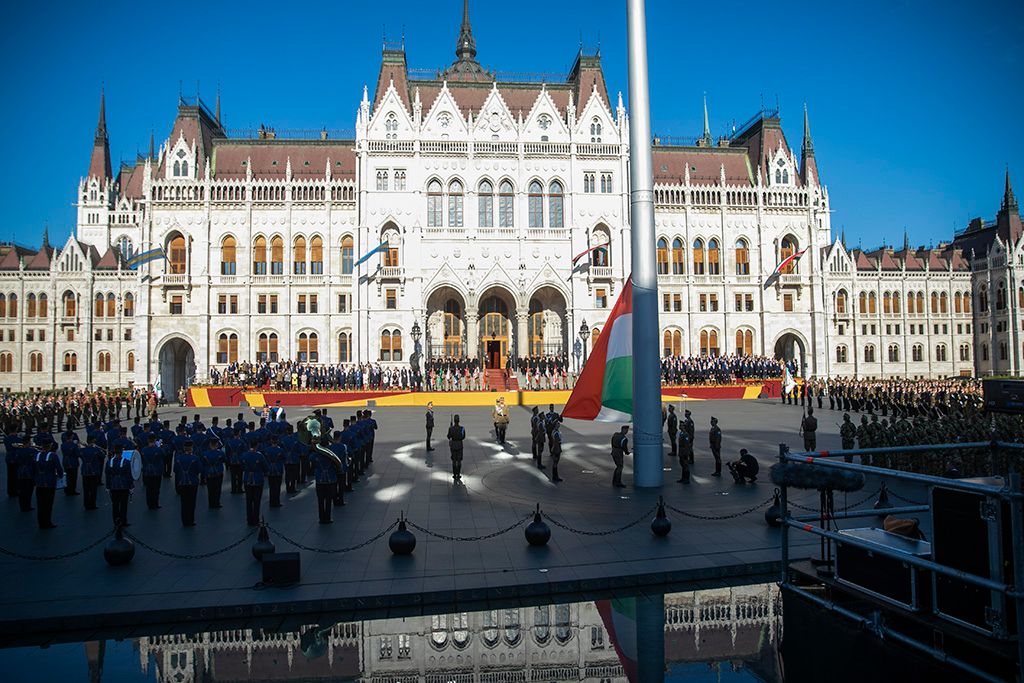 Díszünnepség és tisztavatás a Kossuth téren 8-HPGy