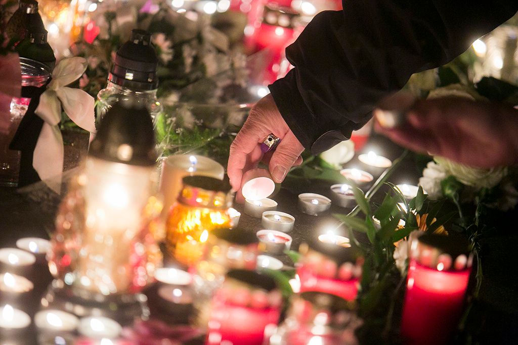 Megemlékezést tartottak a pének éjjel olaszországi buszbalesetben elhunytak gimnáziuma előtt Fotó: Horváth Péter Gyula