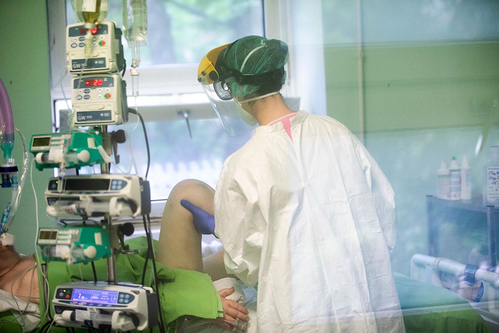 Védőfelszerelést viselő ápoló a koronavírussal fertőzött betegek fogadására kialakított intenzív osztályon a fővárosi Szent László Kórházban Fotó: Horváth Péter Gyula