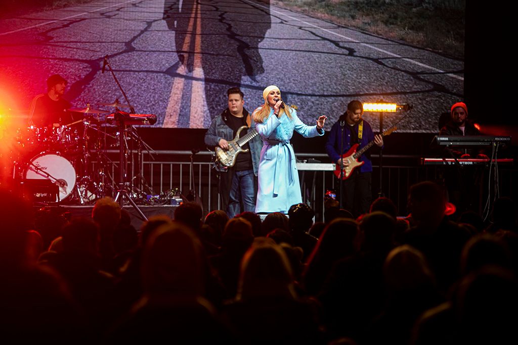 Ingyenes Ünnepi Koncert a Terror Háza Múzeum előtt Radics Gigi koncert 1-HPGy