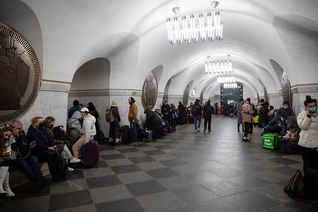 A metróállomást óvóhelyként használó emberek Kijevben MTI/EPA/Mikhail Palinchak