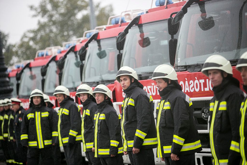 Új tűzoltóautók az átadóünnepségen a Hősök terén 2017. szeptember 21-én. Huszonöt új tűzoltóautóval bővűl a katasztrófavédelem járműparkja a járművek 16 megyébe kerülnek, összértékük meghaladja a hárommilliárd forintot. Fotó: Horváth Péter Gyula